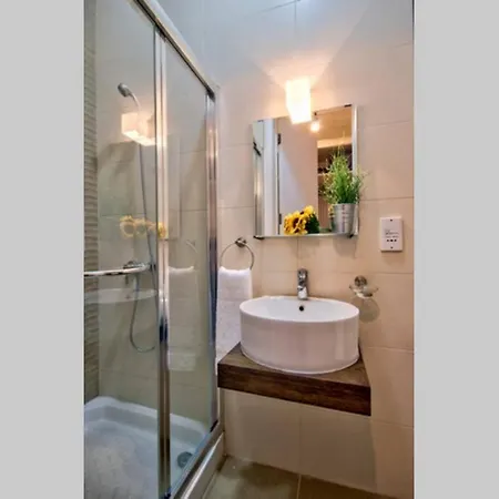 Art House - Retro Bordello La Valeta