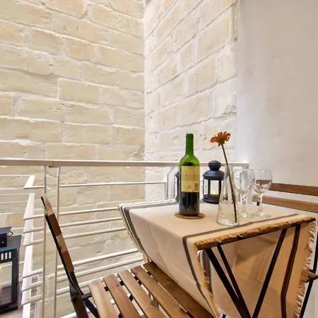 Art House - Retro Bordello Apartment Valletta