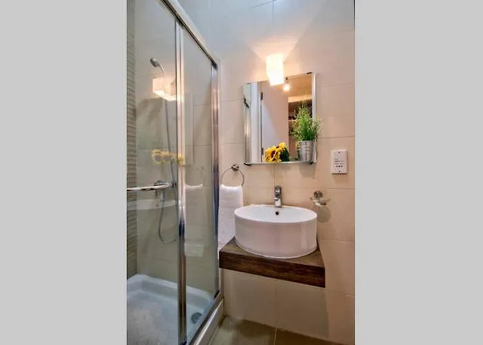 Art House - Retro Bordello Valletta